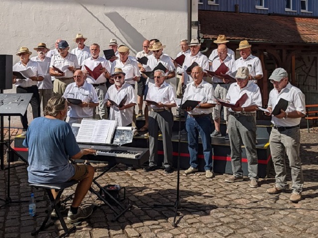   Chorgemeinschaft beim sonnigen Auftritt