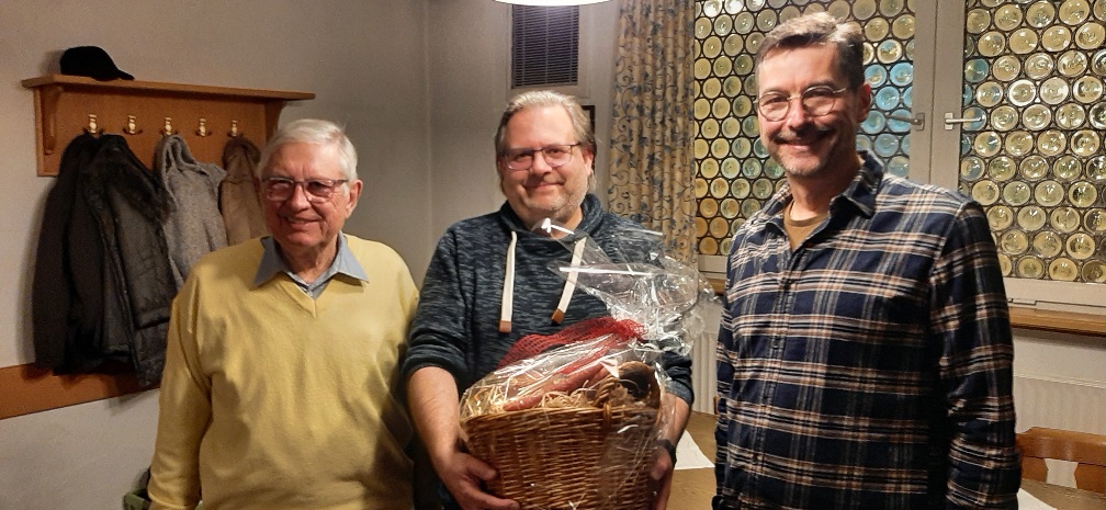    Danke an Chorleiter Oliver Zahn, links Horst Schssler, rechts Holger Deboy.

Foto: Kreuzberg